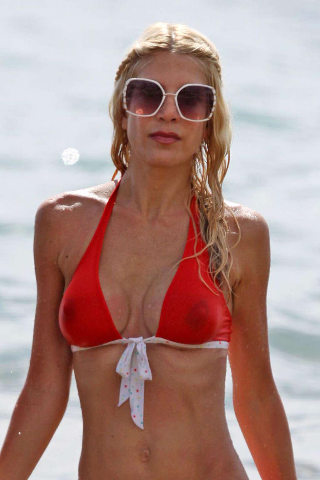 16P Tori Spelling sexy nipple slipand very hot ass on beach