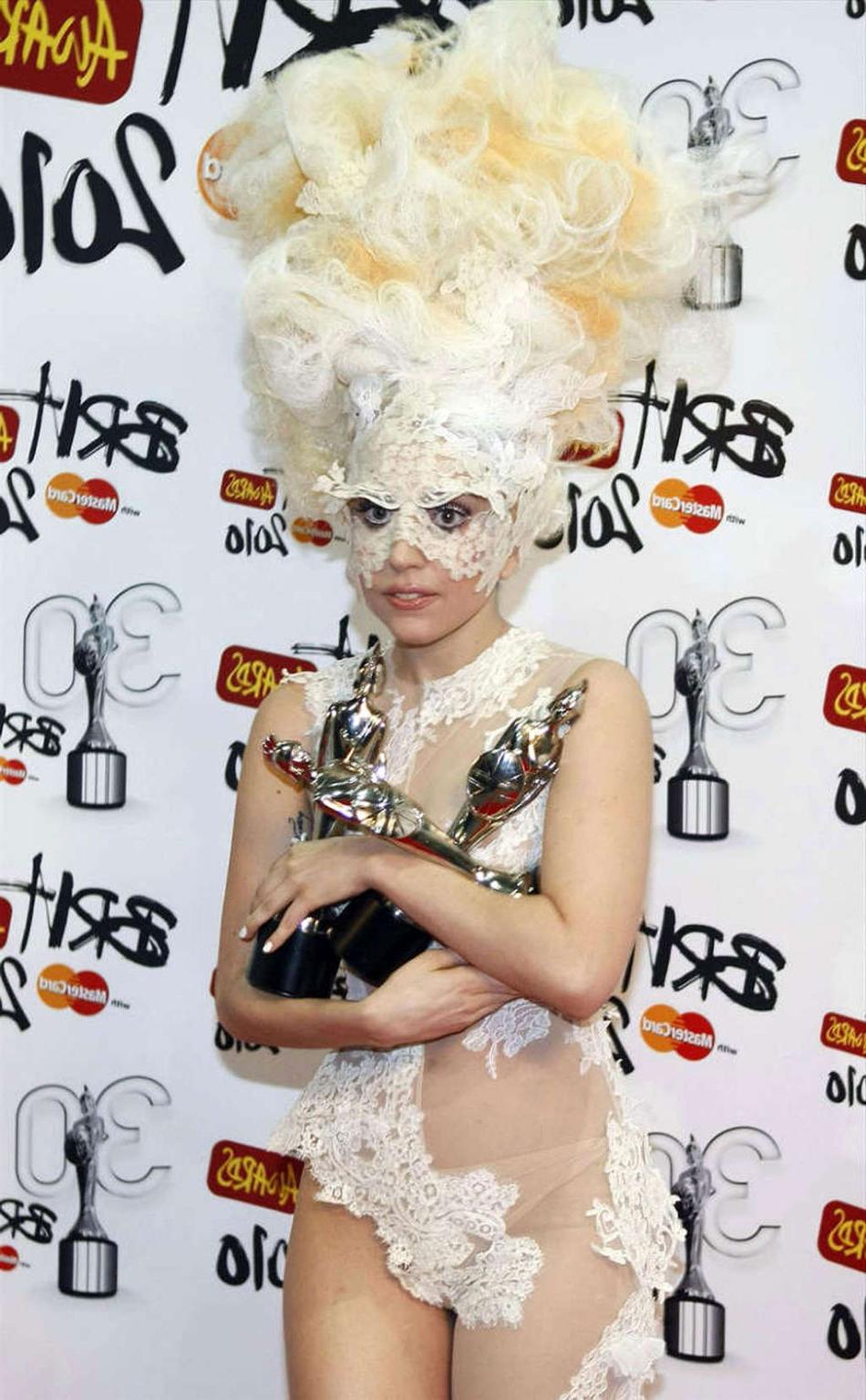 16P Lady Gaga looking sexy on stage and showing her nice vagina