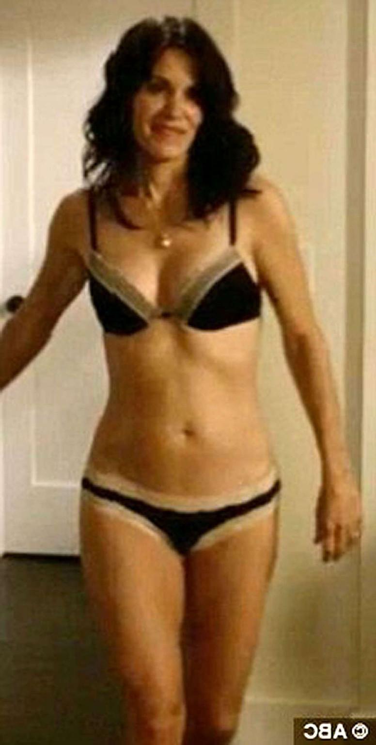 16P Courteney Cox very leggy in mini skirt and tits slip in water