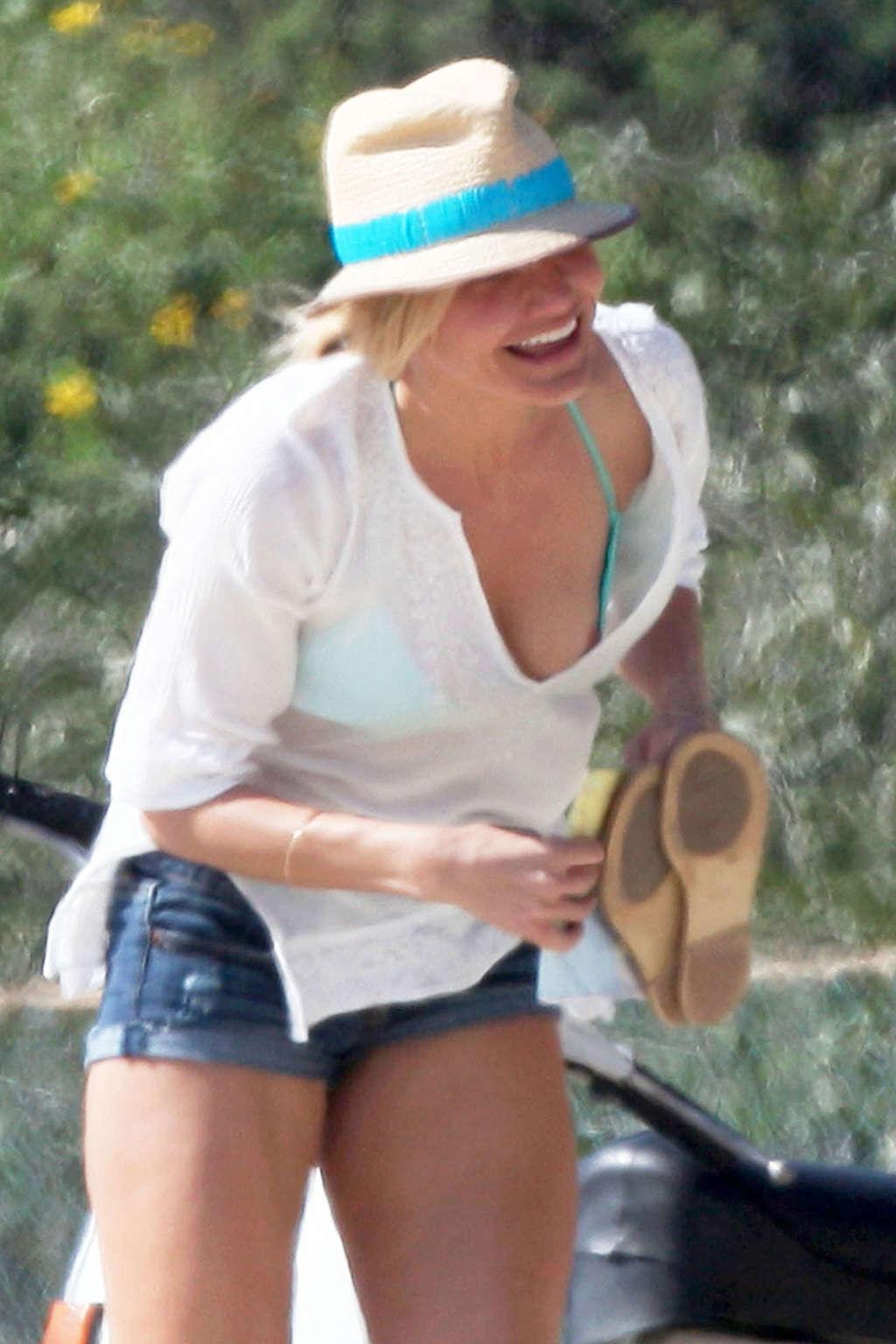 16P Cameron Diaz nipple slip on beach paparazzi pictures