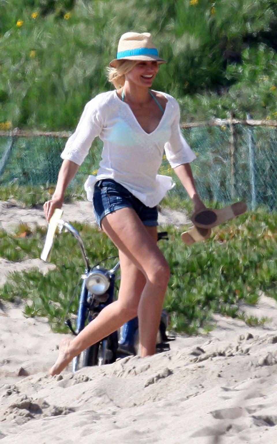16P Cameron Diaz nipple slip on beach paparazzi pictures