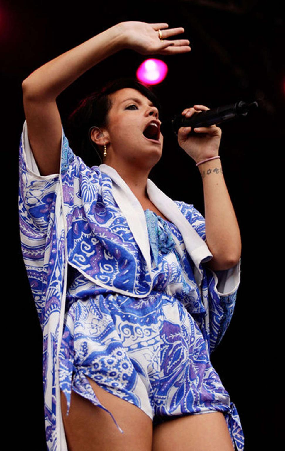 16P Lily Allen has nipple slip and showing sexy and hot ass on stage
