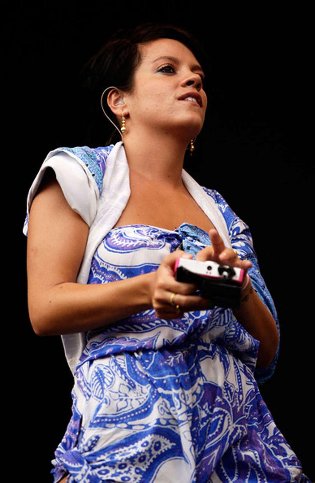 16P Lily Allen has nipple slip and showing sexy and hot ass on stage