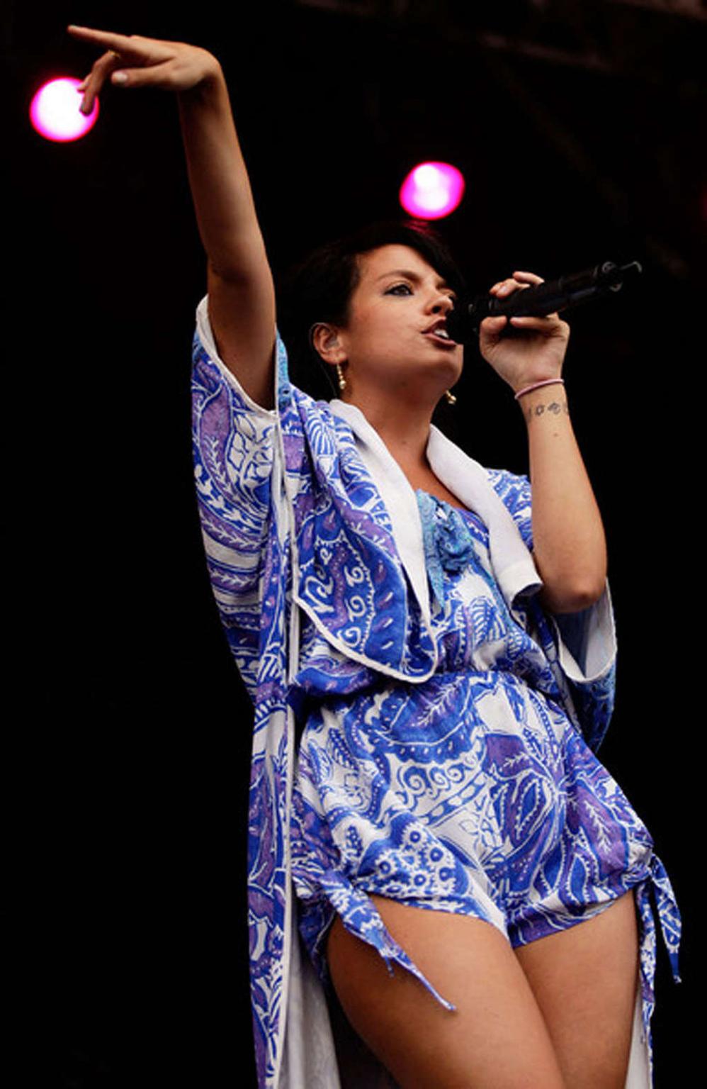 16P Lily Allen has nipple slip and showing sexy and hot ass on stage