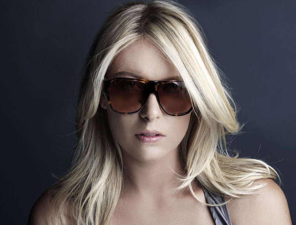 16P Maria Sharapova leggy in mini skirt and nipple slip