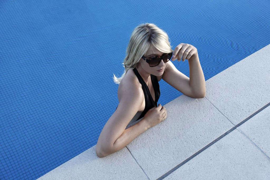 16P Maria Sharapova leggy in mini skirt and nipple slip