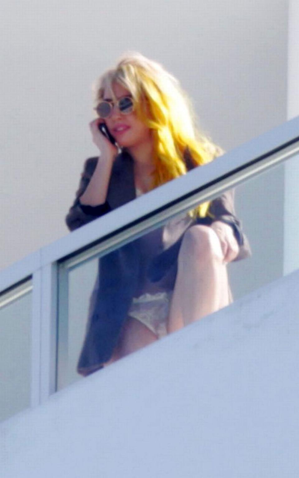 16P Lady Gaga showing her sweet pussy and sexy ass in thong