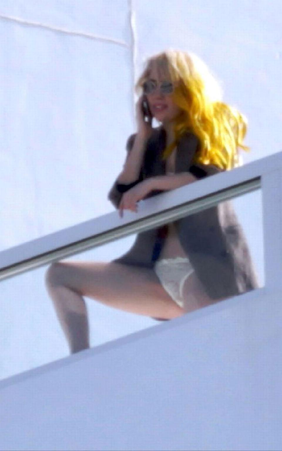 16P Lady Gaga showing her sweet pussy and sexy ass in thong