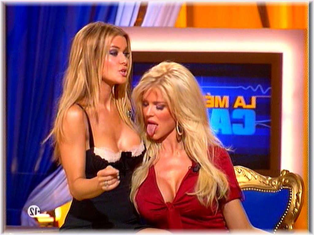 16P Carmen Electra performing a striptease in sexy underwear and showing hot body
