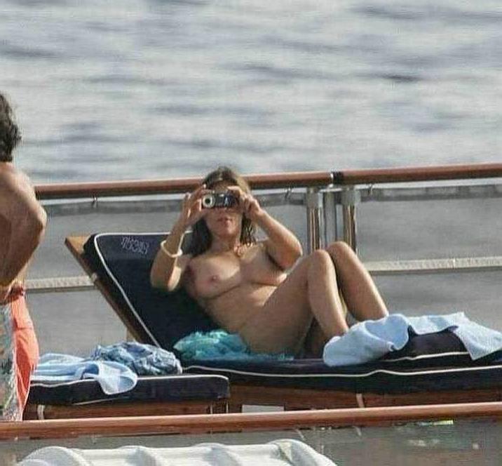 15P sultry British milf Elizabeth Hurley nudes