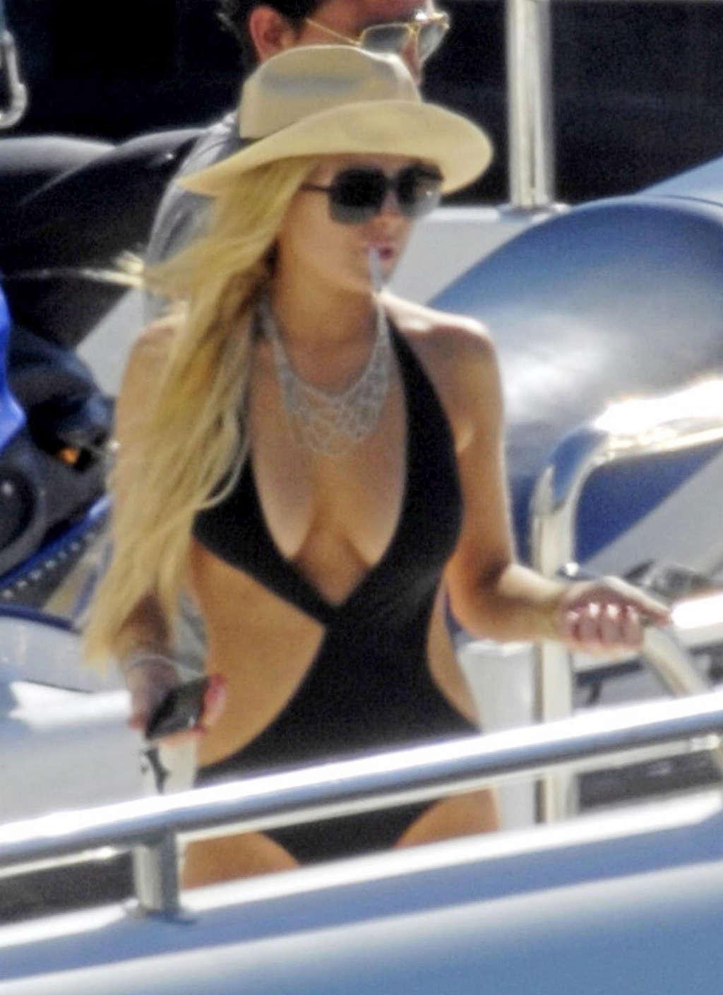 10P Lindsay Lohan exposing her nice ass in black bikini on street and nipple slip pa