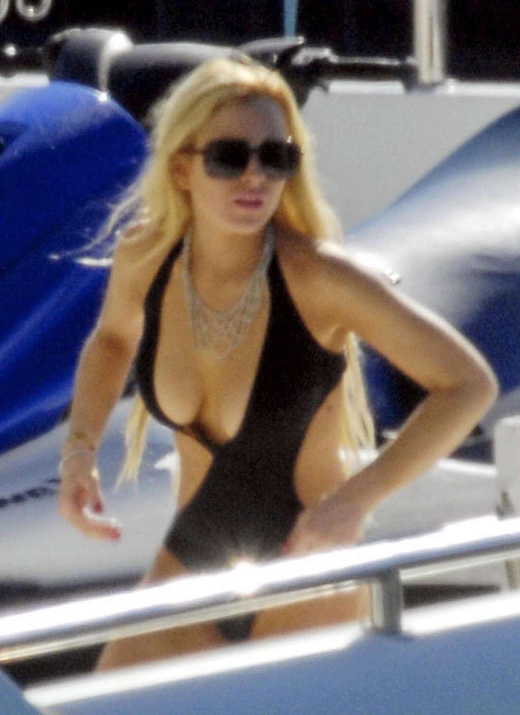 10P Lindsay Lohan exposing her nice ass in black bikini on street and nipple slip pa