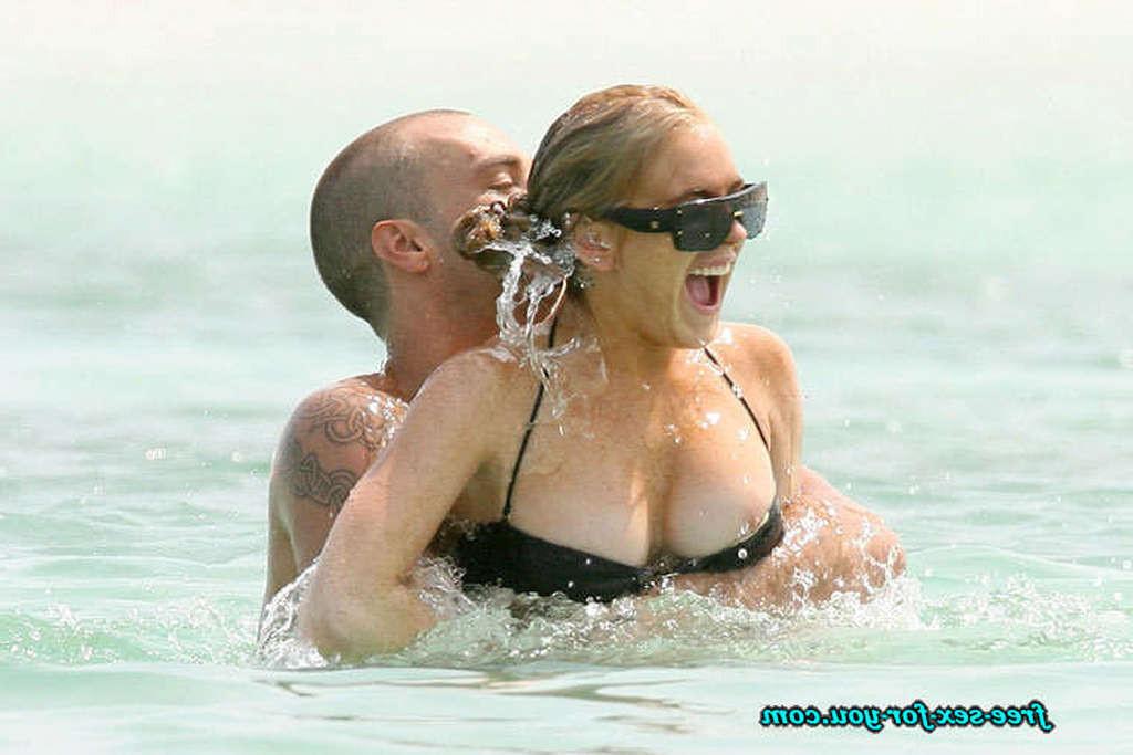 10P Lindsay Lohan exposing her nice ass in black bikini on street and nipple slip pa