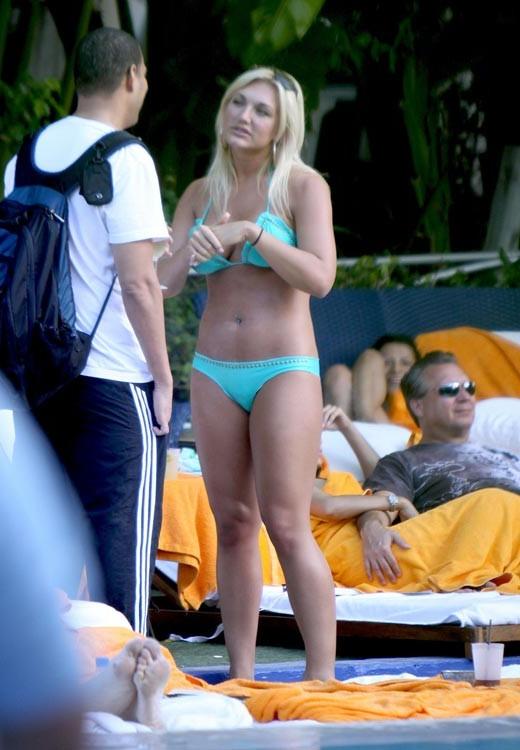 15P Brooke Hogan showing fine cleavage in dresses