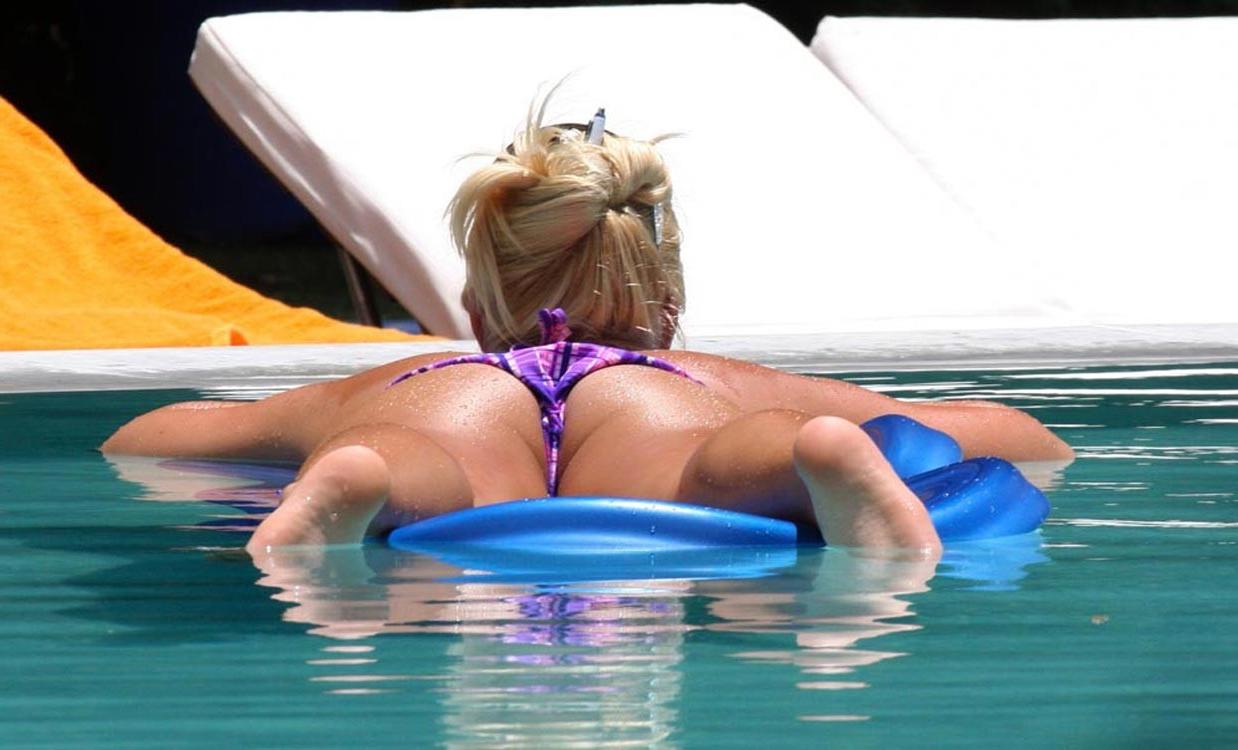 15P Brooke Hogan showing fine cleavage in dresses