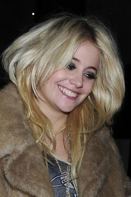 15P Pixie Lott pantyhose upskirts in public