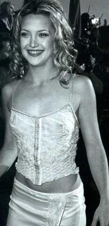 15P Kate Hudson shows pumped up cleavage in dress