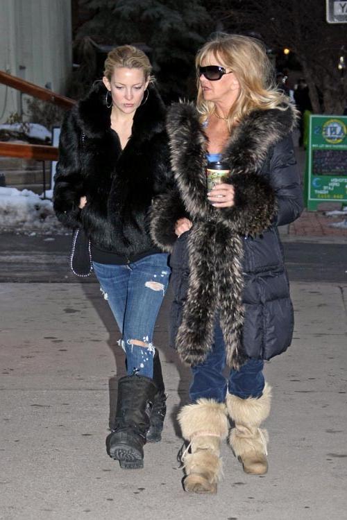 15P Kate Hudson shows pumped up cleavage in dress