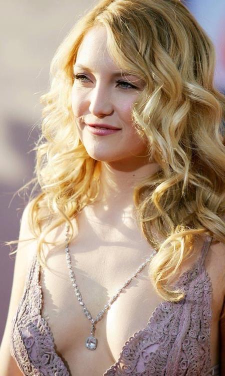 15P Kate Hudson shows pumped up cleavage in dress