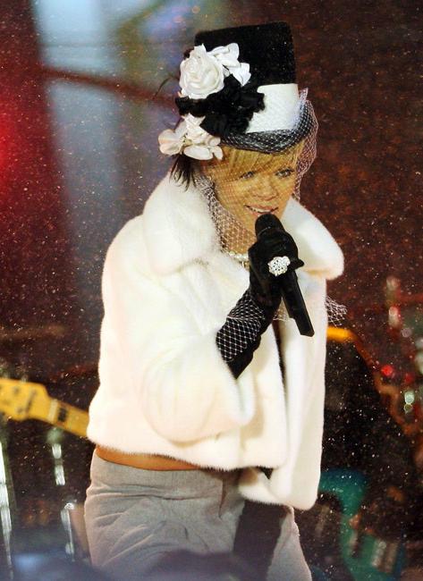 15P Rihanna got cleavage in sexy winter clothes