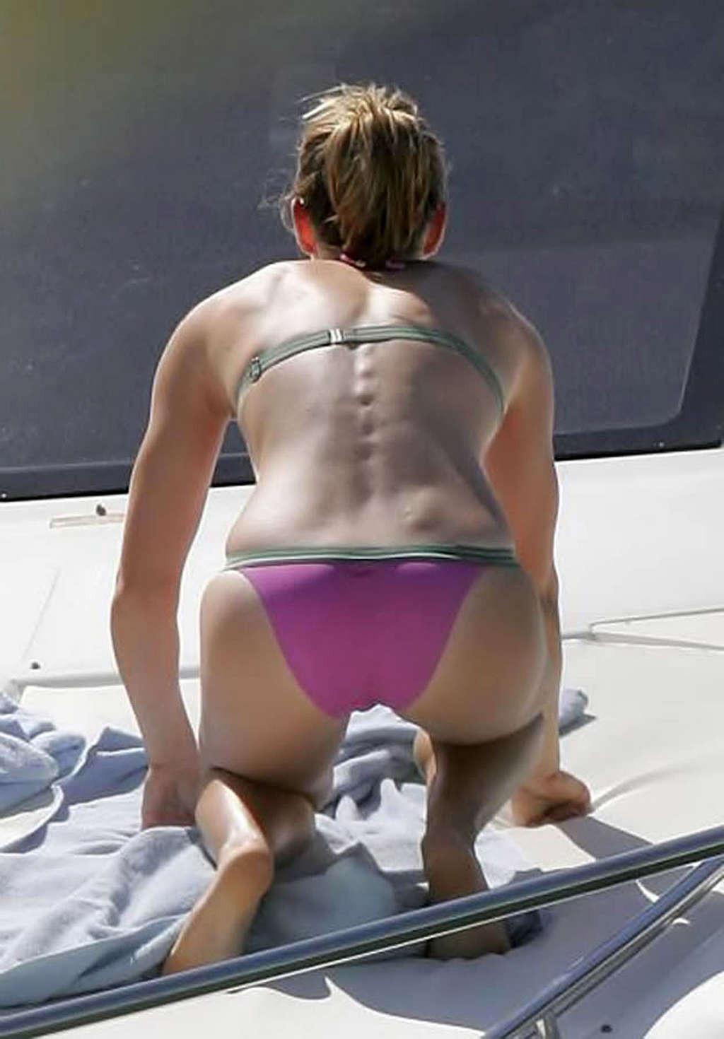 16P Jessica Biel showing her extremely hot and sexy body in underwear