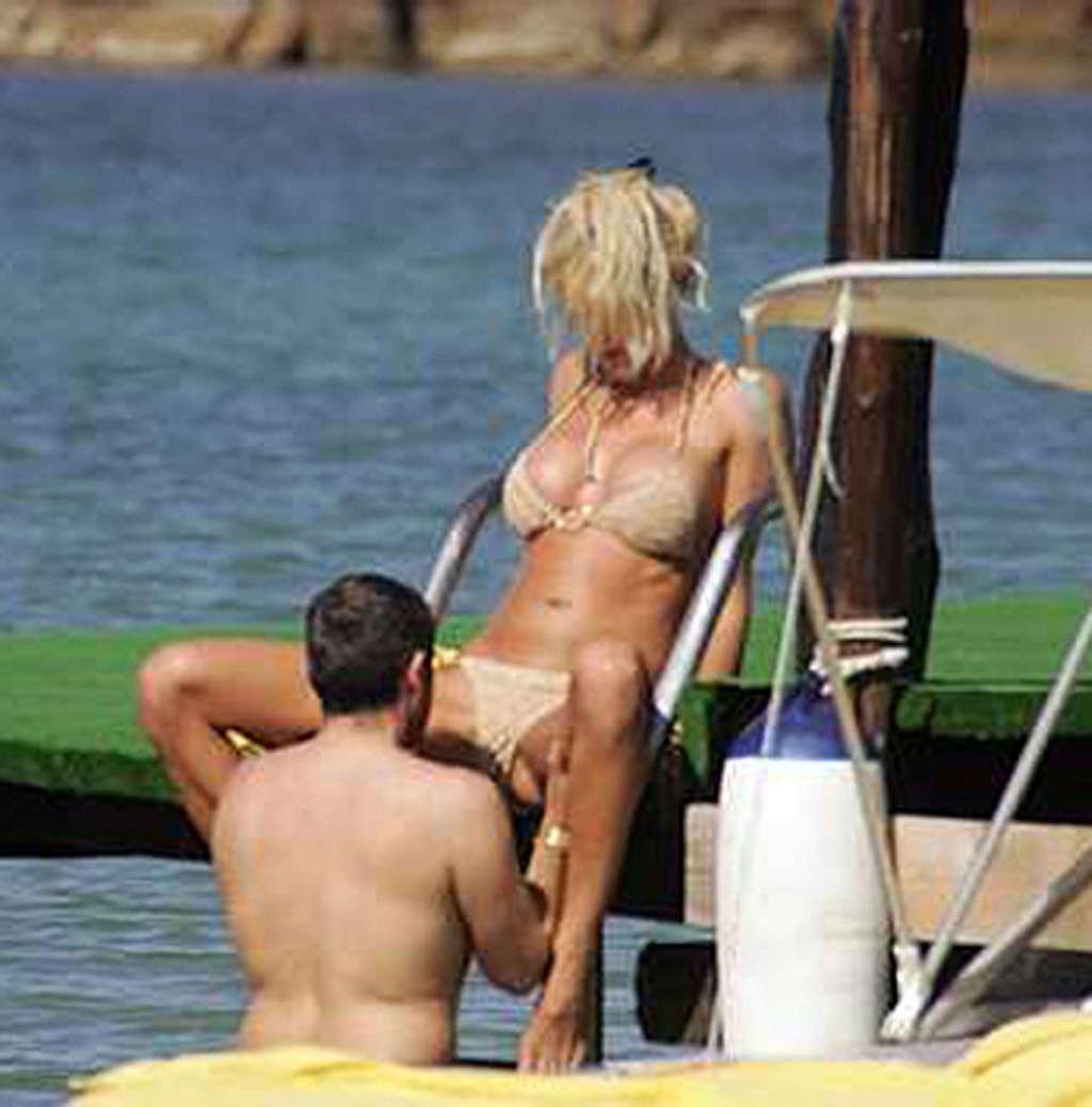 16P Victoria Silvstedt tits slip in public and exposing pussy upskirt paparazzi pict