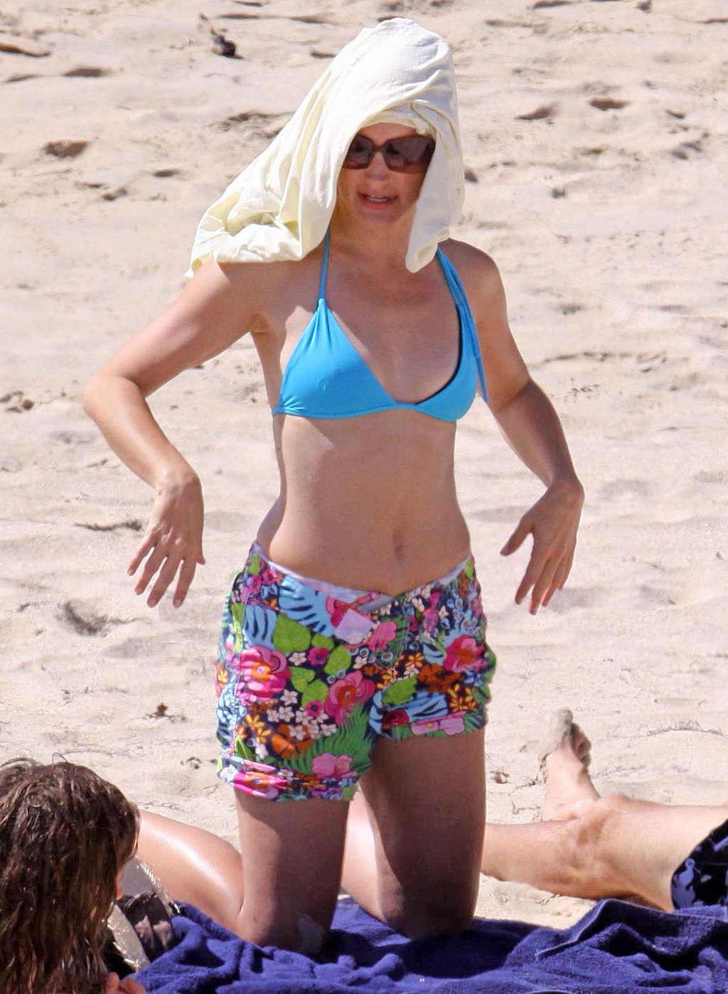 10P Kristin Davis nipple slip on beach and upskirt paparazzi pictures and show tits