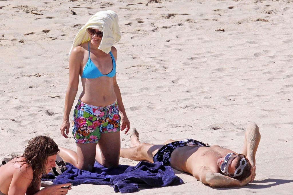 10P Kristin Davis nipple slip on beach and upskirt paparazzi pictures and show tits