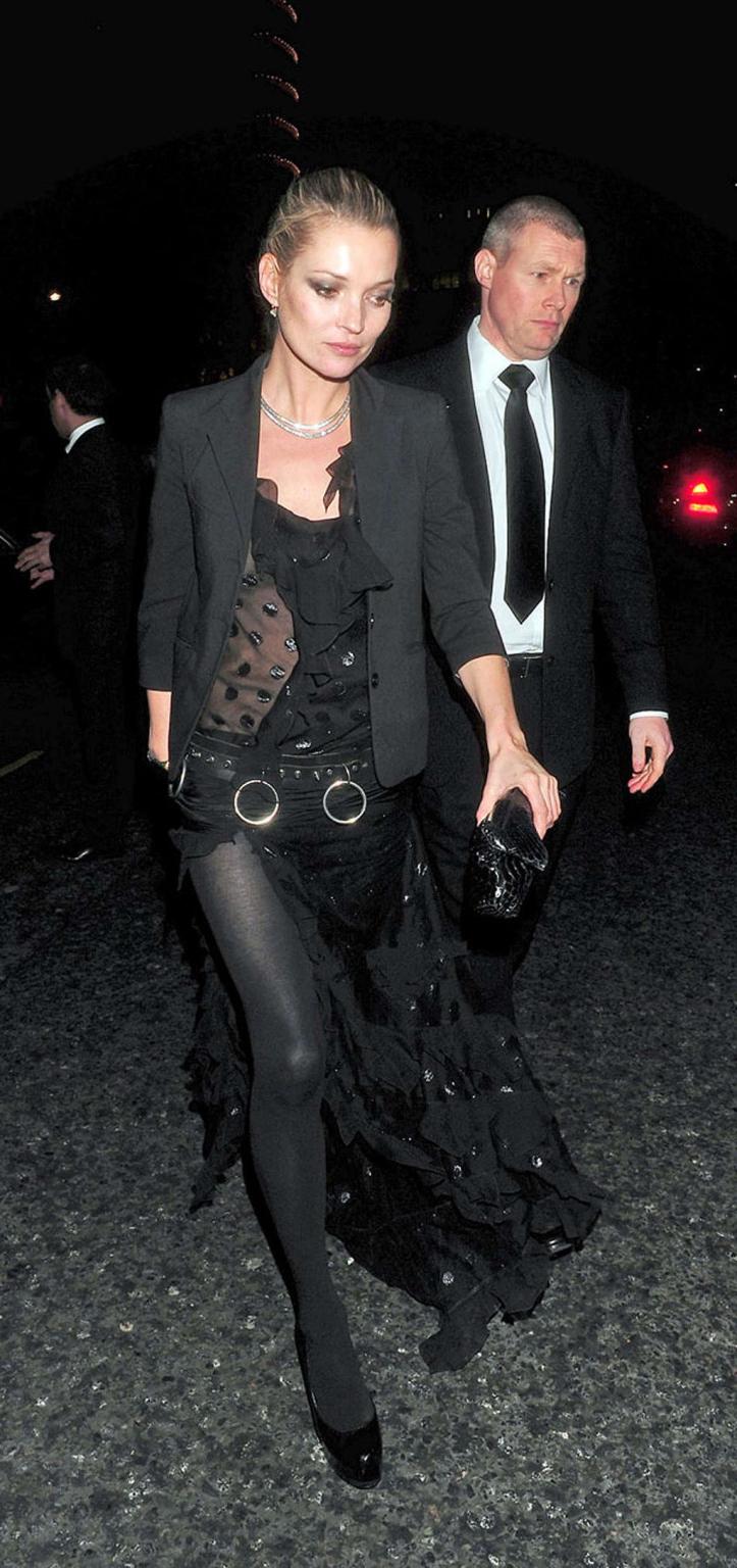 16P Kate Moss has a nipple slip and enjoying on yaht in topless