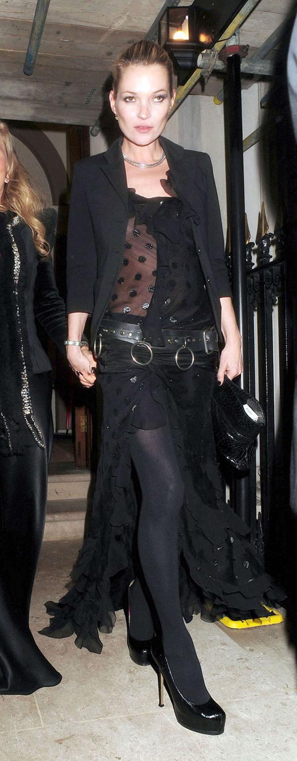 16P Kate Moss has a nipple slip and enjoying on yaht in topless