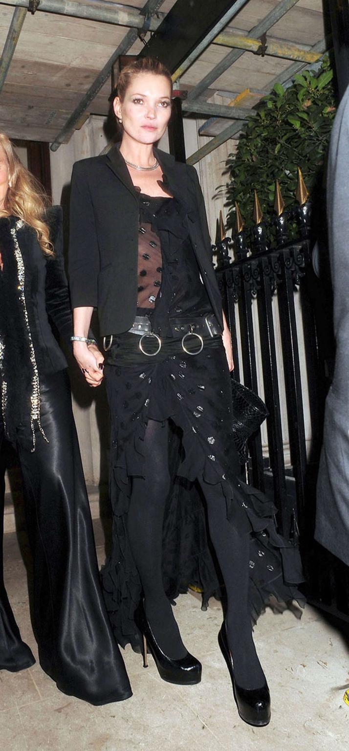 16P Kate Moss has a nipple slip and enjoying on yaht in topless