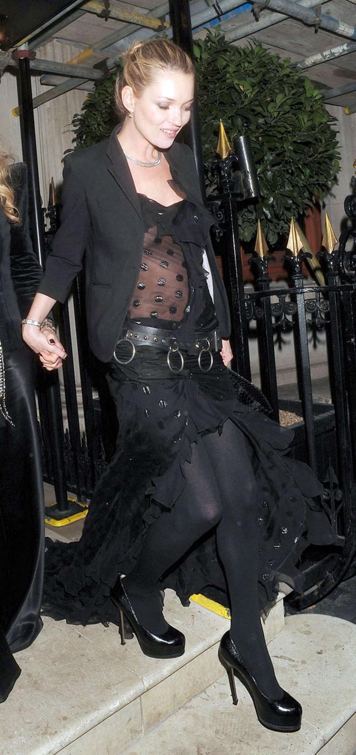 16P Kate Moss has a nipple slip and enjoying on yaht in topless