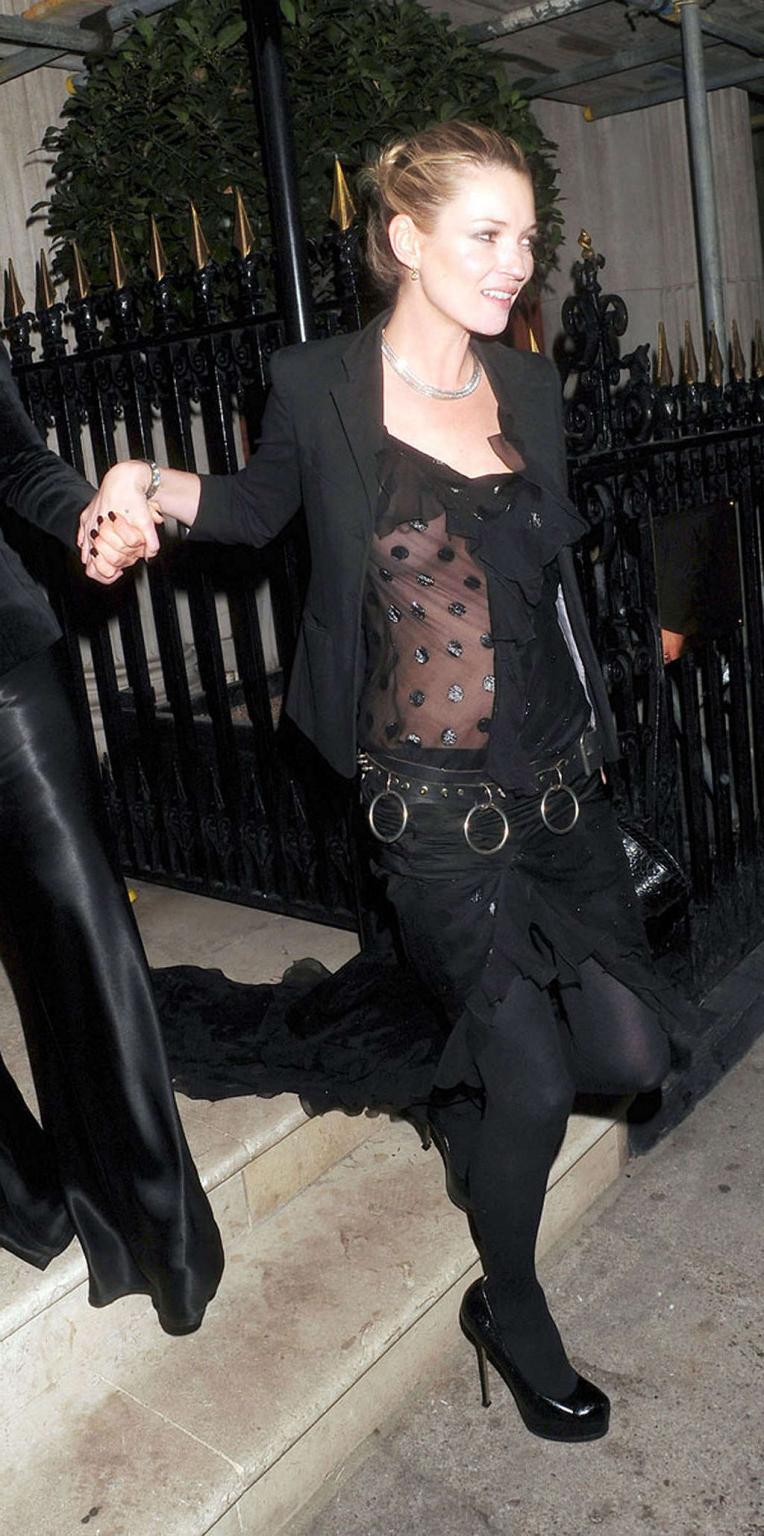 16P Kate Moss has a nipple slip and enjoying on yaht in topless
