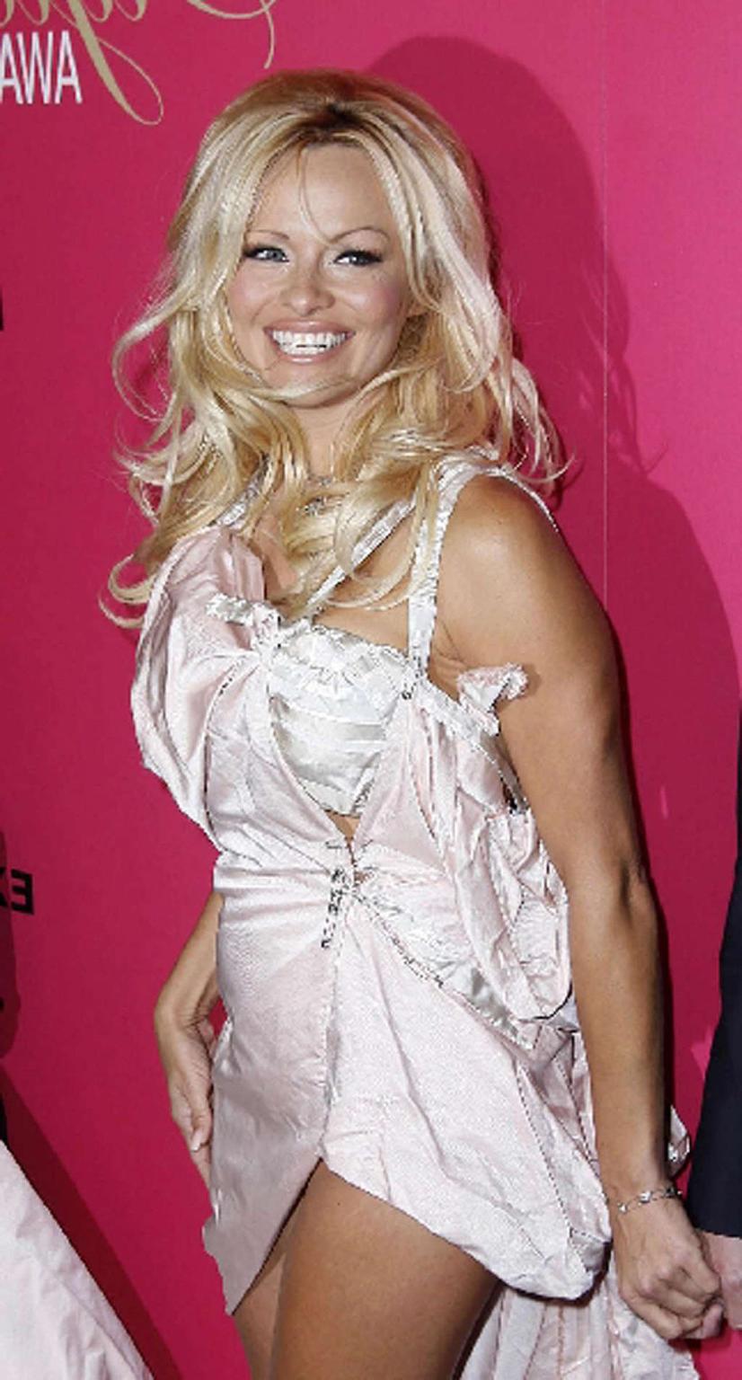 16P Pamela Anderson upskirt in public paparazzi pictures and huge tits and pussy