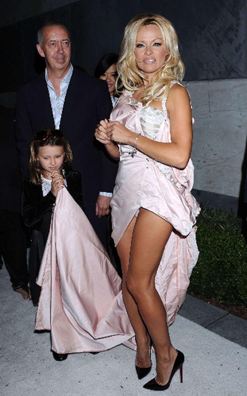 16P Pamela Anderson upskirt in public paparazzi pictures and huge tits and pussy