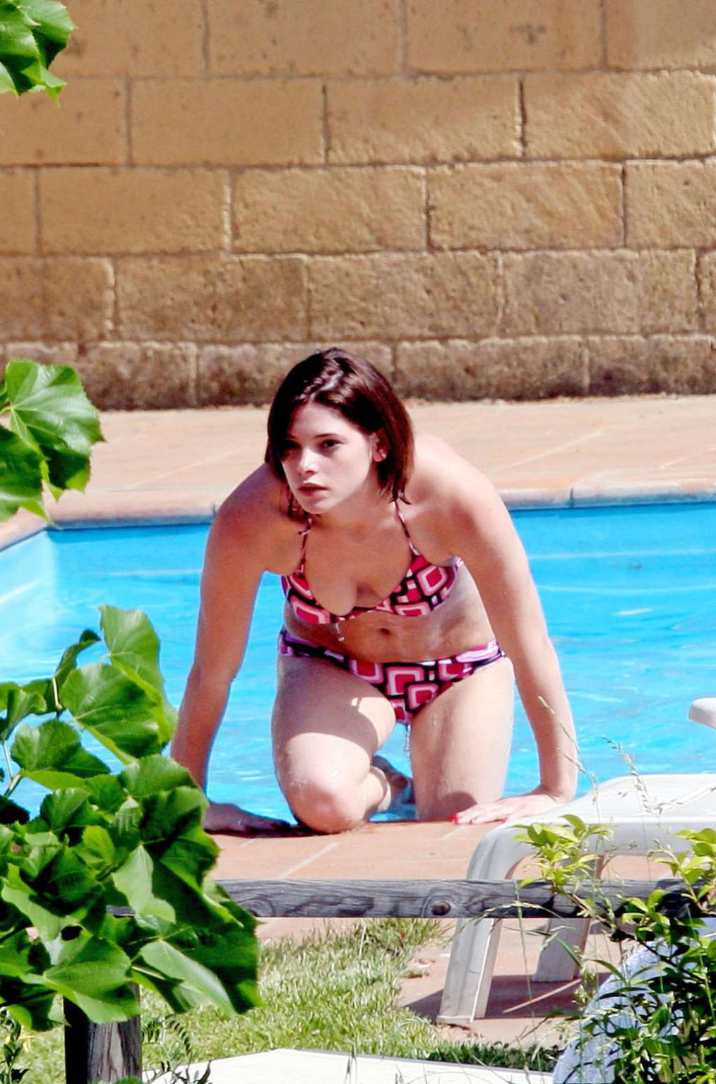 16P Ashley Greene showing sexy and hot body in underwear