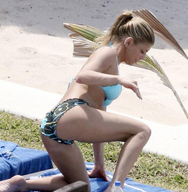 14P Stacy Ferguson hot ass and big cleavage in bikini
