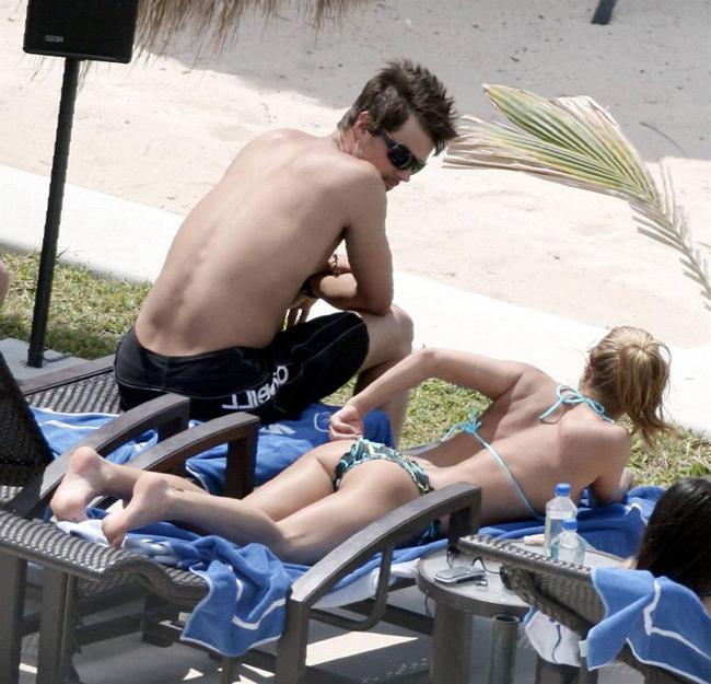 14P Stacy Ferguson hot ass and big cleavage in bikini