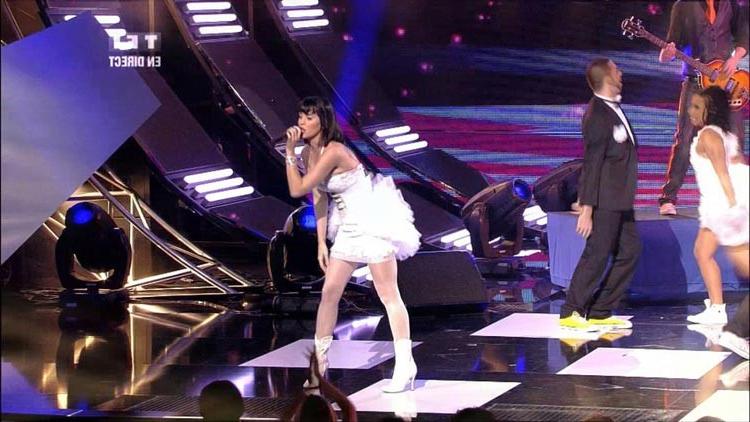 15P Katy Perry perky cleavage in white dress