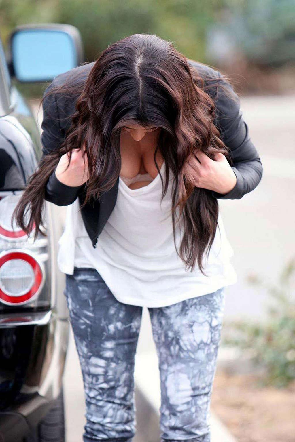 10P Kim Kardashian cleavage