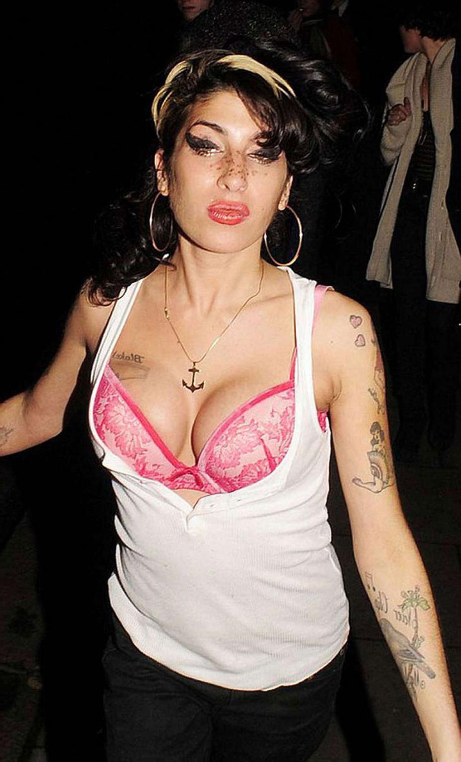 10P Amy Winehouse cleavage