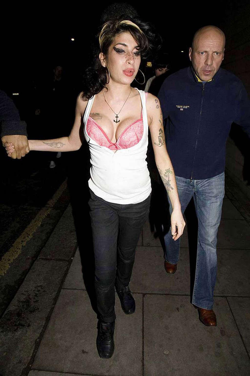 10P Amy Winehouse cleavage