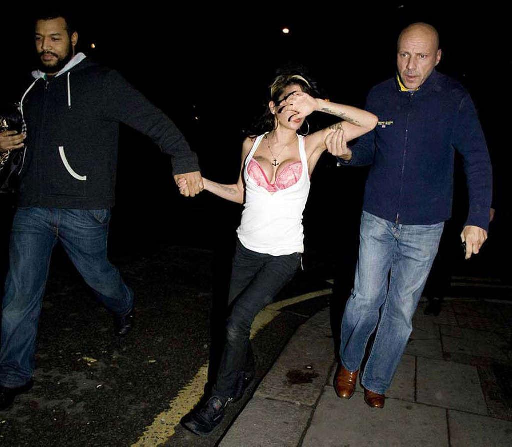 10P Amy Winehouse cleavage