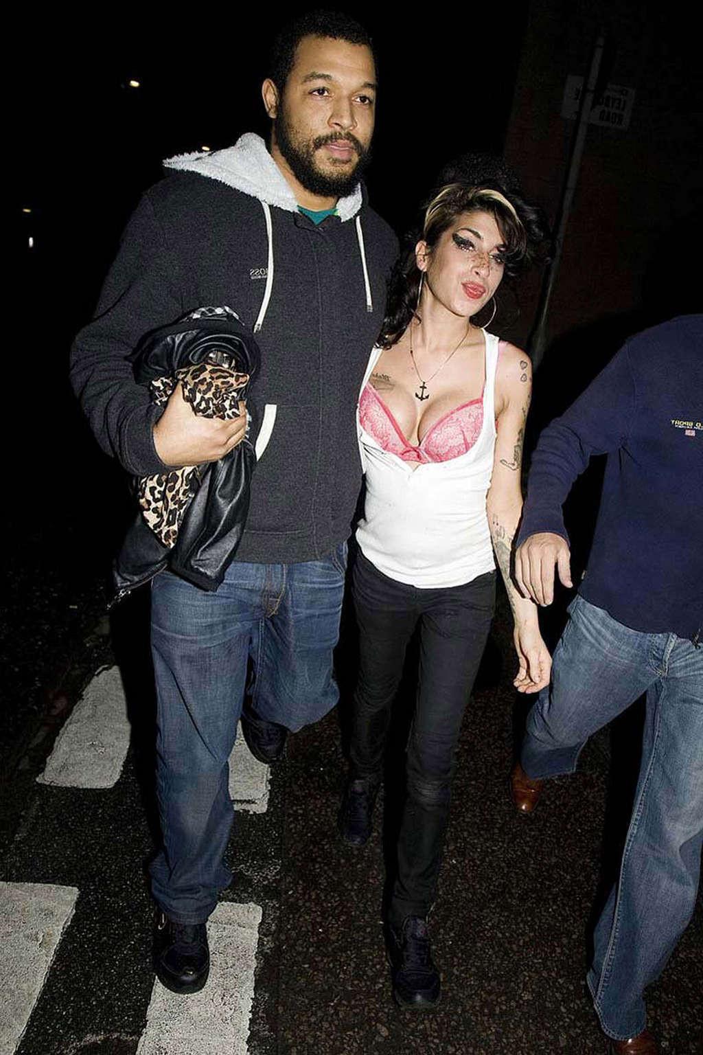 10P Amy Winehouse cleavage