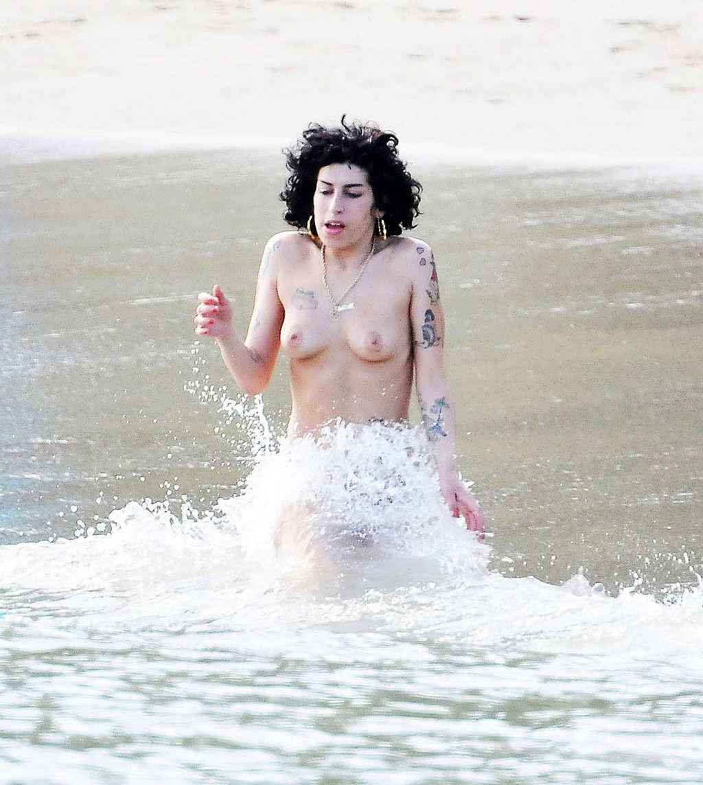 10P Amy Winehouse cleavage