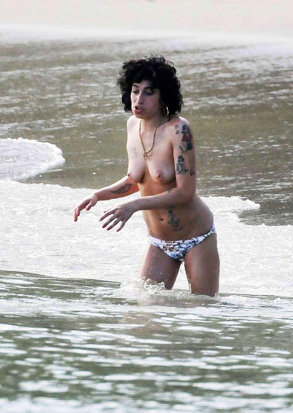10P Amy Winehouse cleavage