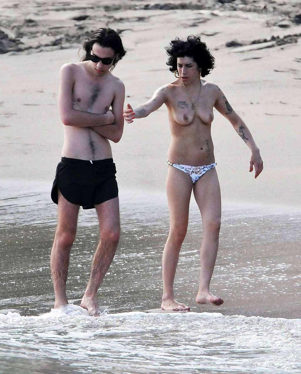 10P Amy Winehouse cleavage