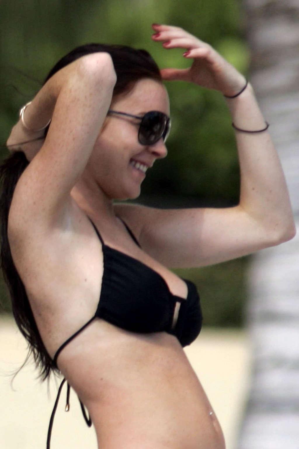 16P Lindsay Lohan exposing her nice tits and nipple slip paparazzi pictures