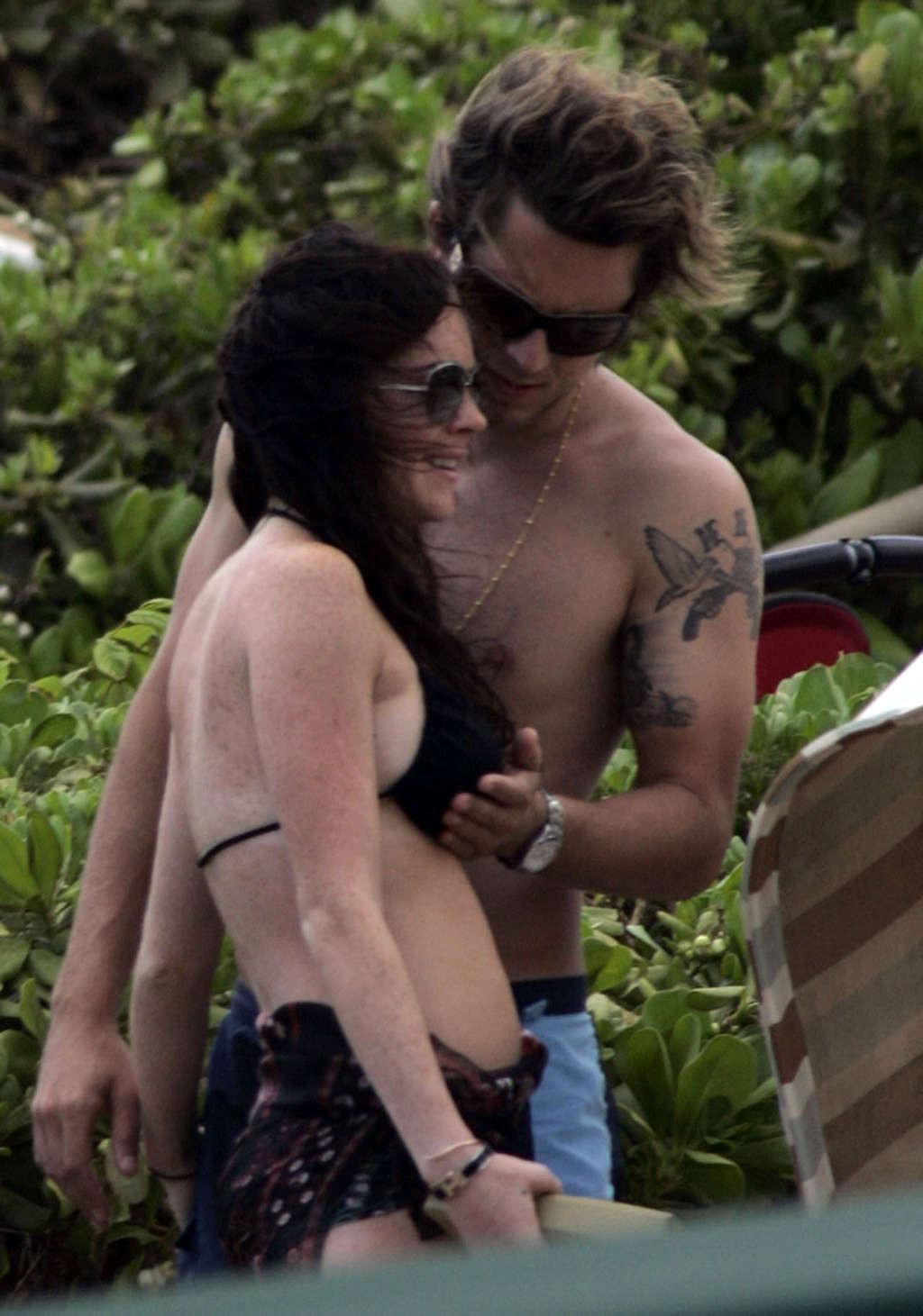 16P Lindsay Lohan exposing her nice tits and nipple slip paparazzi pictures