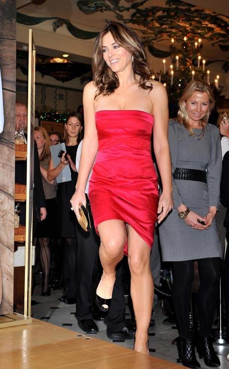 15P Elizabeth Hurley nipple slip and big boobs
